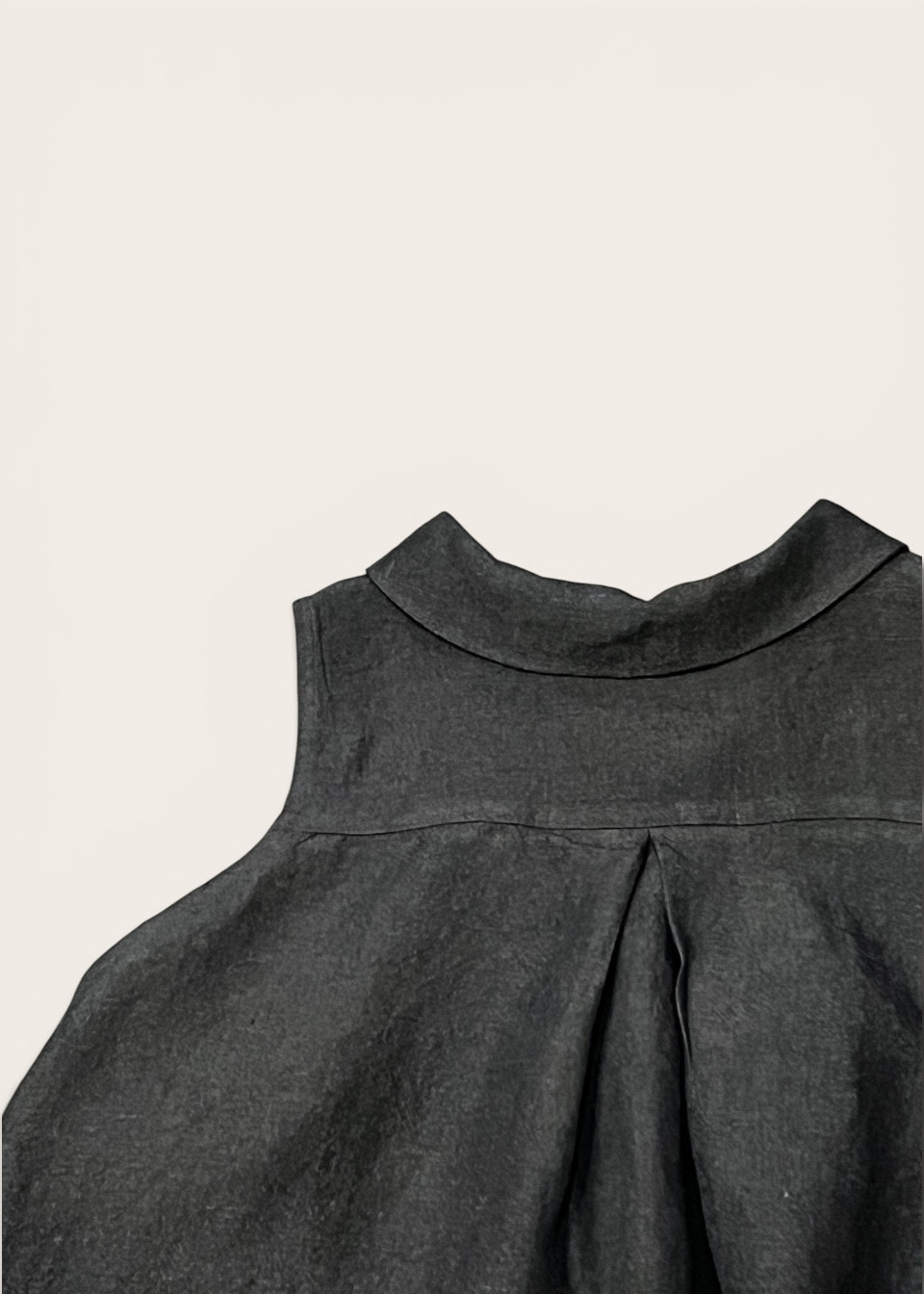 Chemise à plis sans manches, lin noir - LE VESTIAIRE DE JEANNE