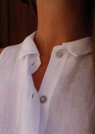 Sleeveless pleated shirt in white linen - LE VESTIAIRE DE JEANNE