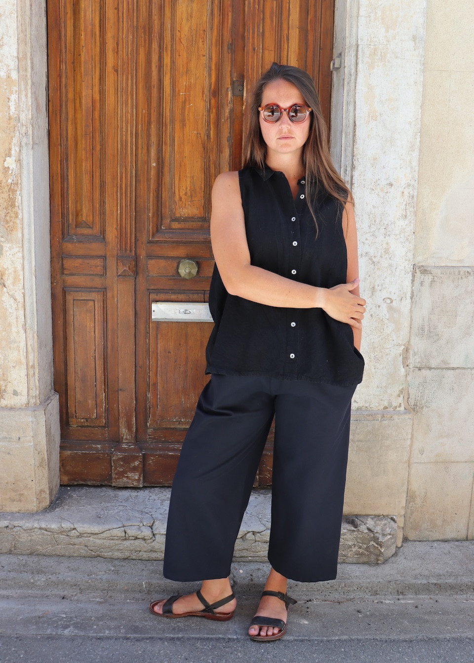 Sleeveless pleated shirt in black linen - LE VESTIAIRE DE JEANNE