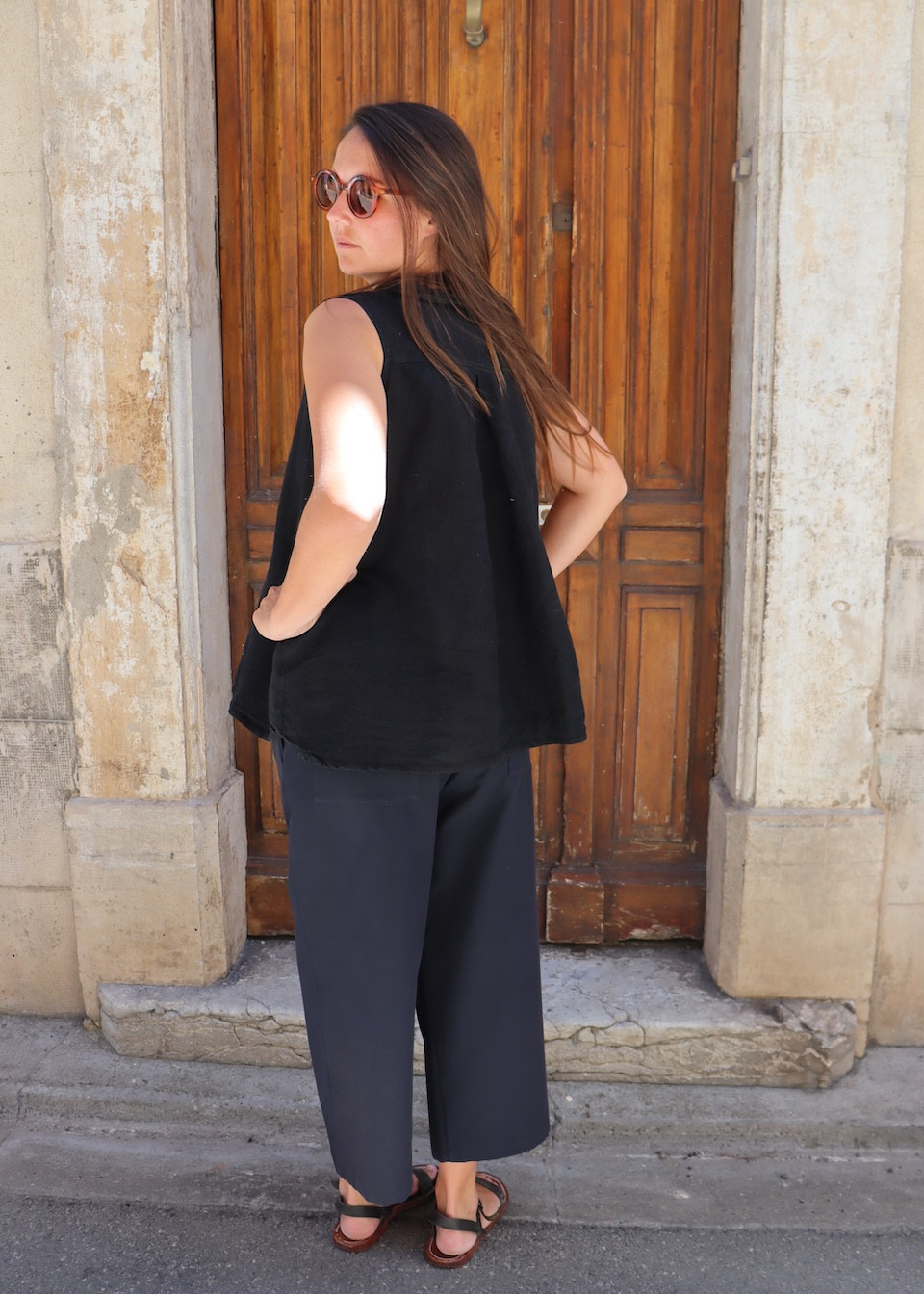 Sleeveless pleated shirt in black linen - LE VESTIAIRE DE JEANNE