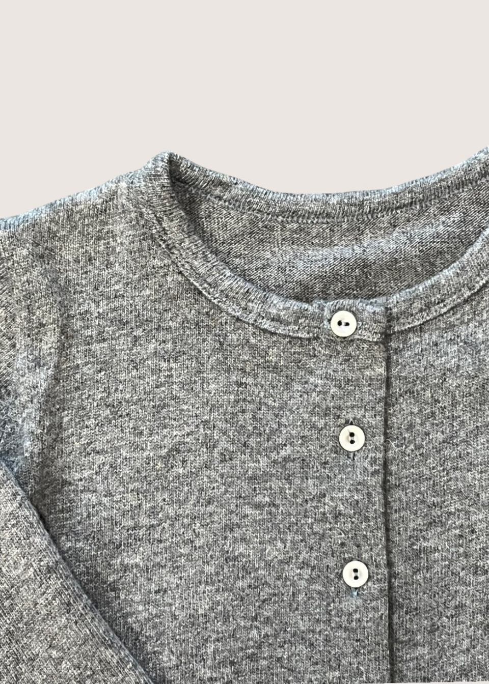 Gilet en maille gris clair pour enfant - LE VESTIAIRE DE JEANNE