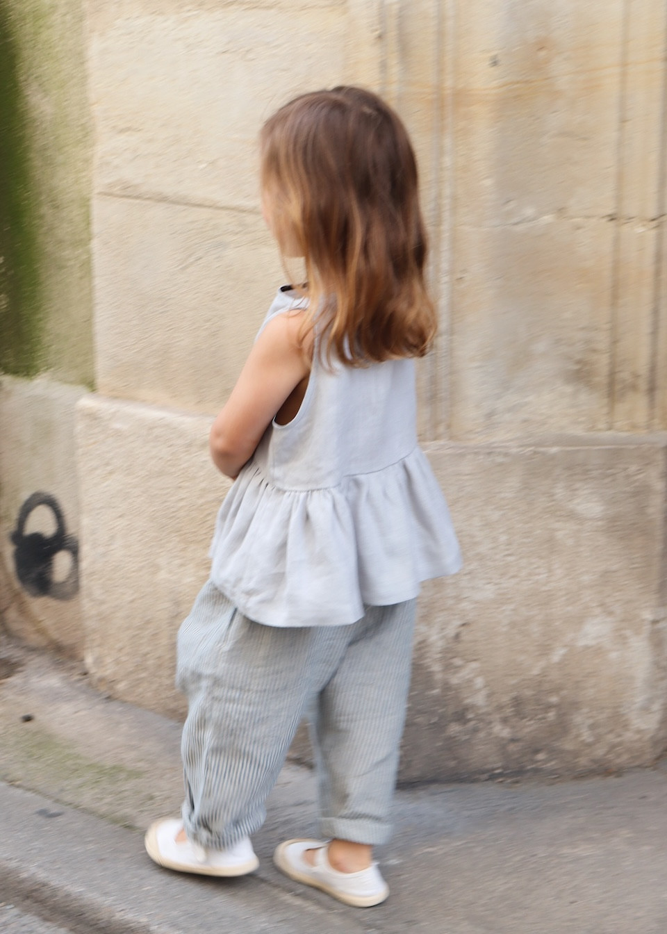 Sleeveless pleated blouse, white linen - LE VESTIAIRE DE JEANNE