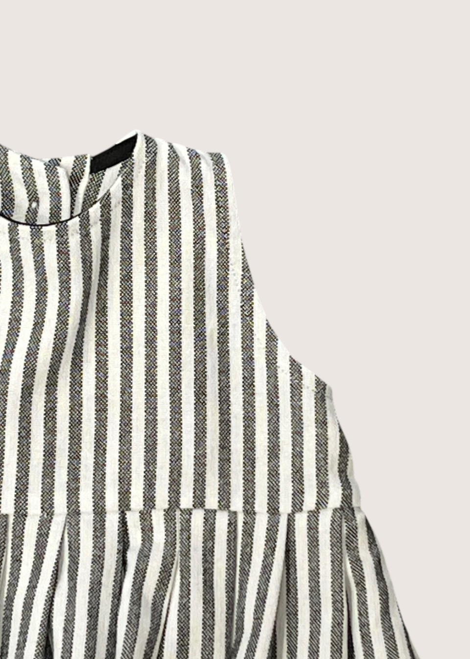 Sleevesless pleated dress, light stripes cotton