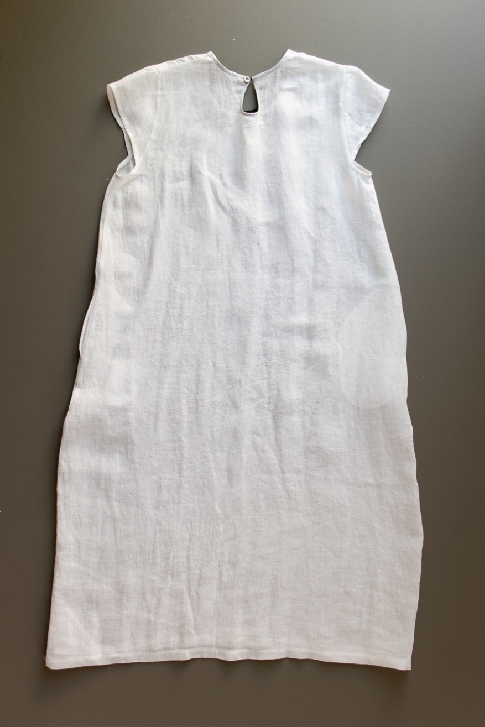 Robe évasée manches courtes, col rond, lin blanc ancien