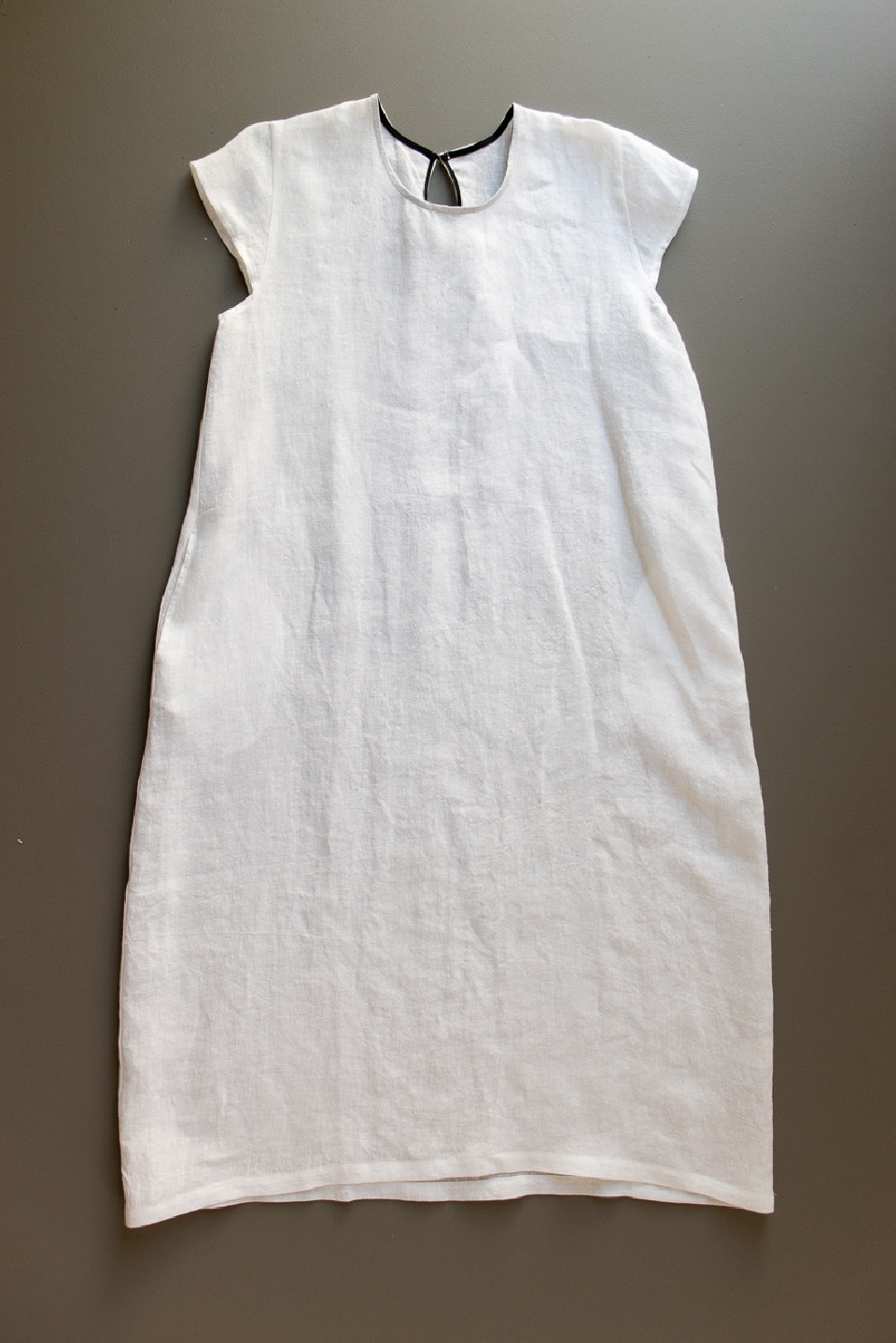 Flared dress, short sleeves, round neck, white linen