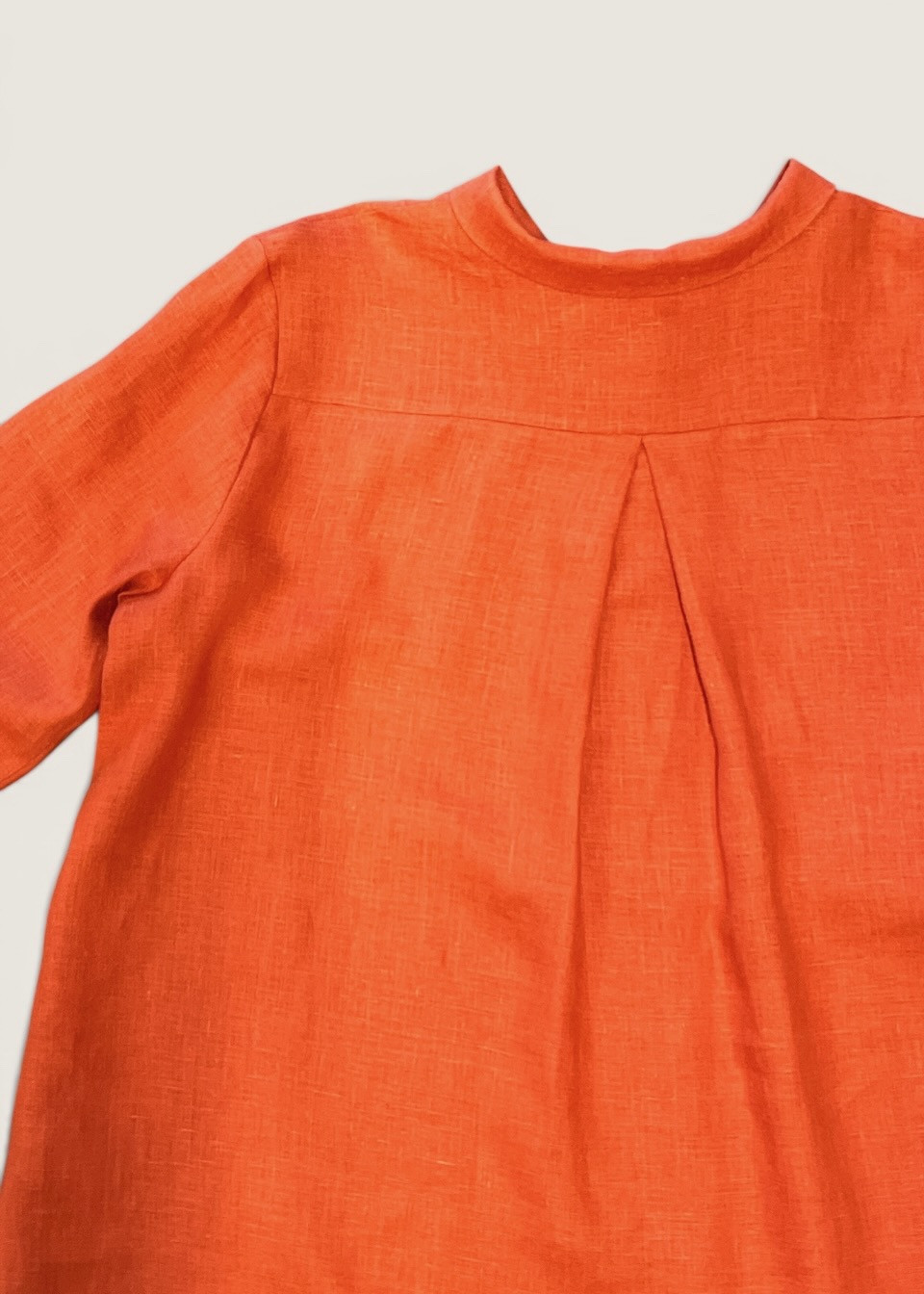Pleated shirt in coral red linen - LE VESTIAIRE DE JEANNE