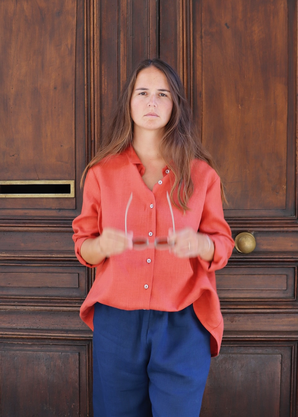 Pleated shirt in coral red linen - LE VESTIAIRE DE JEANNE