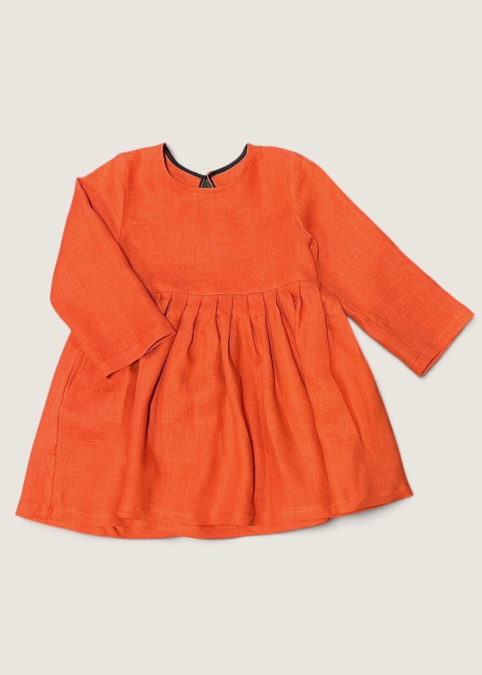 Kids pleated dress in coral red linen - LE VESTIAIRE DE JEANNE